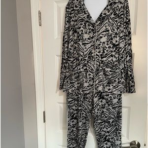NWT Nine West gray cheetah leopard very soft pajama set long sleeve